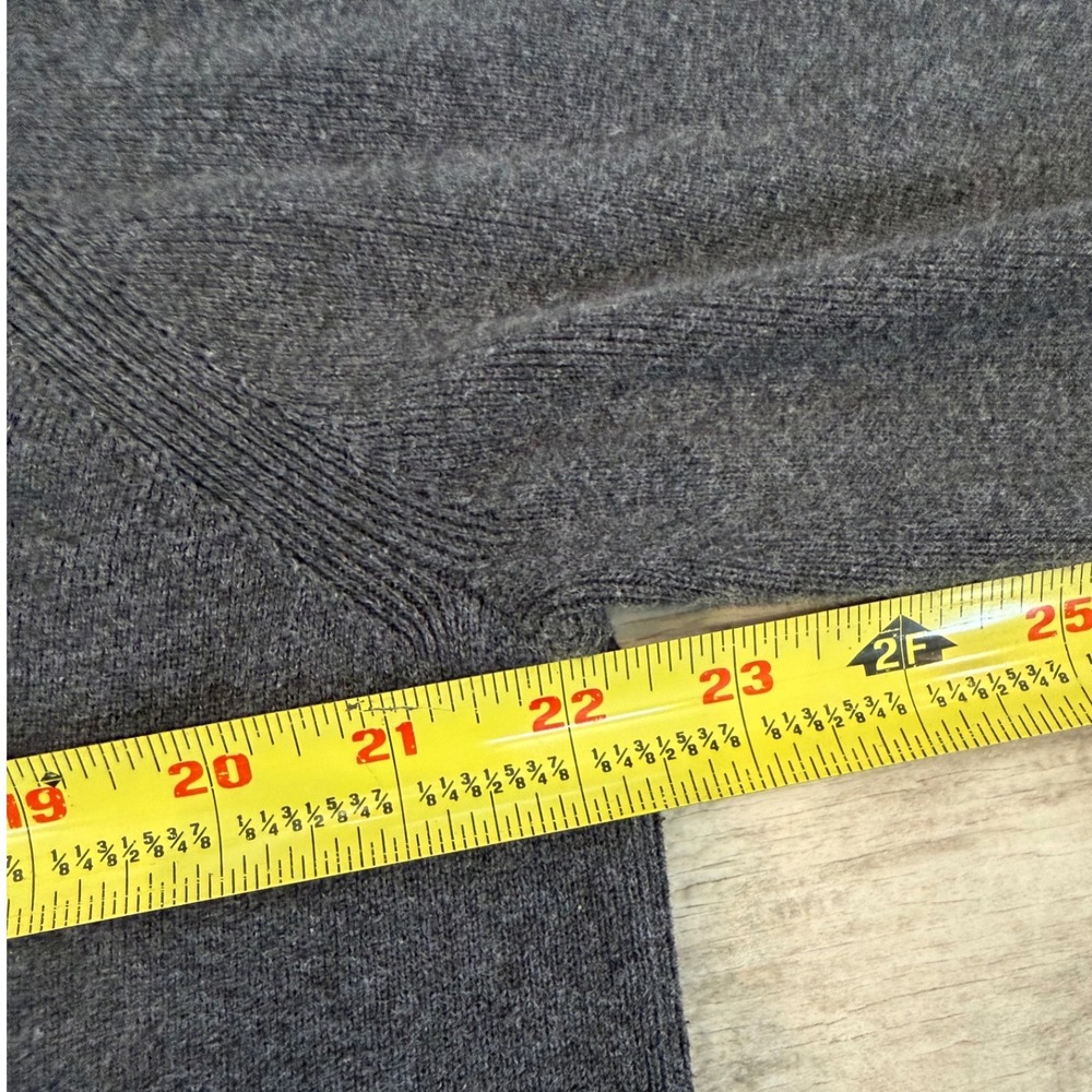 Tommy Hilfiger Mens V-Neck Sweater Charcoal Gray Knit Size M Flag Logo - Picture 6 of 7